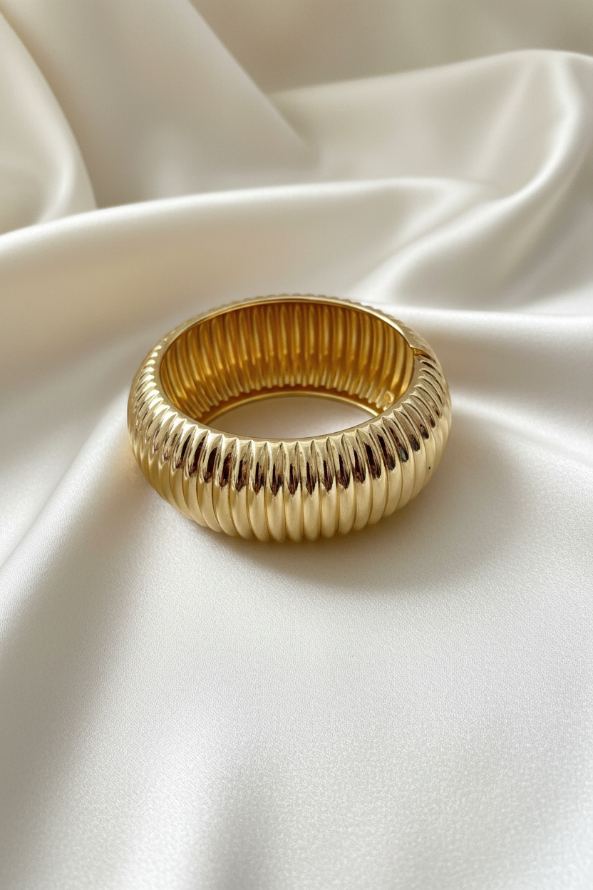 Bracciale rigido dorato a costine
