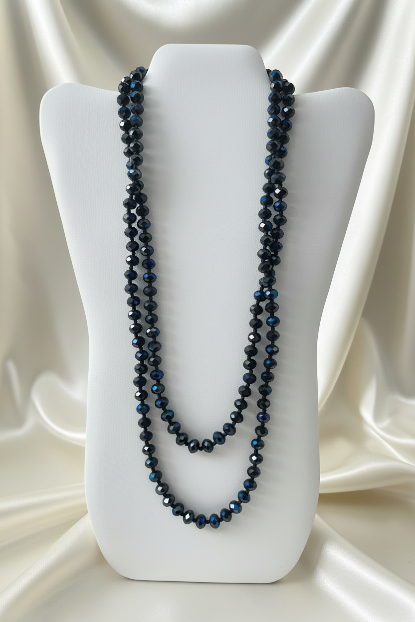 Collana lunga nera con riflessi blu