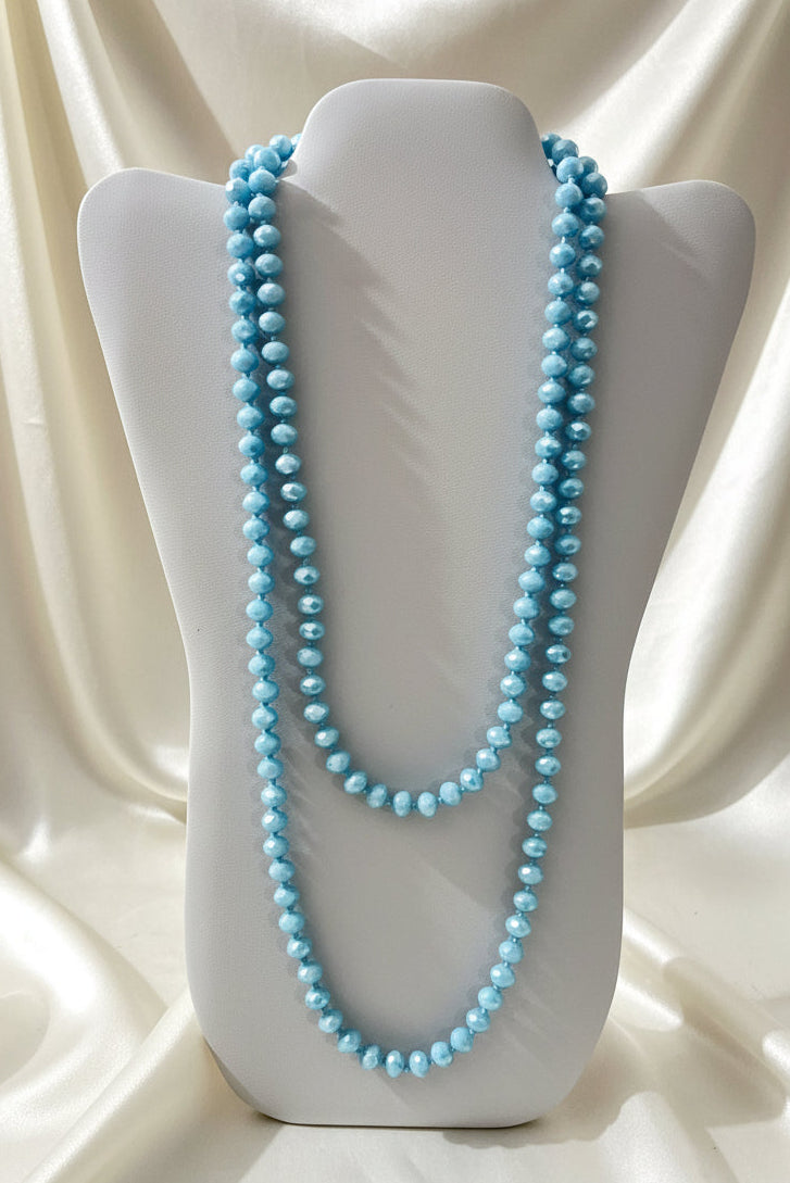 Collana lunga azzurra di cristalli sfaccettati