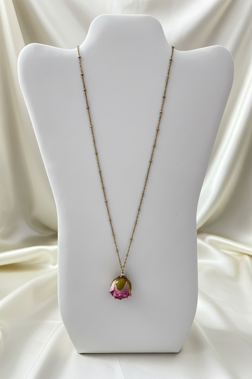 Collana con ciondolo rosa dorata