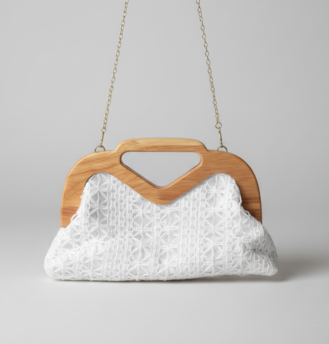 Pochette in rafia con manico in legno