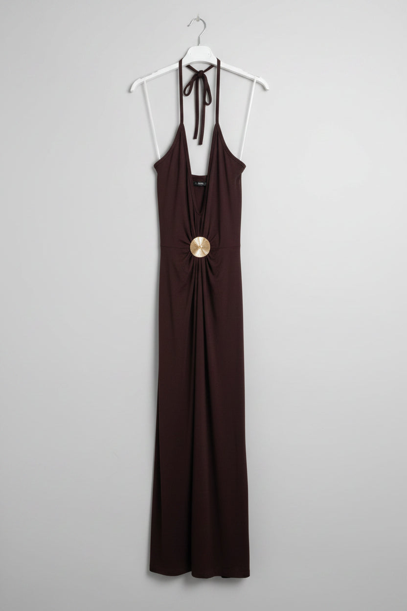 Abito lungo halter con spilla dorata