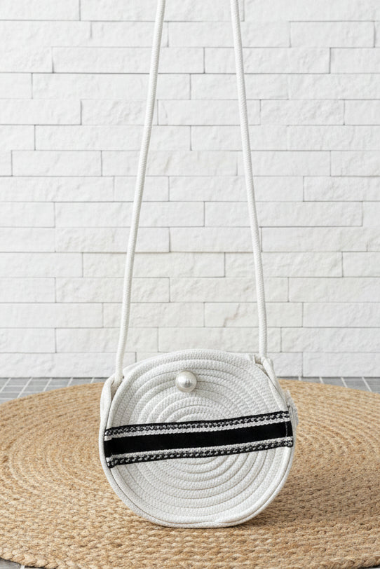 Borsa rotonda in corda bianca - vista completa con tracolla