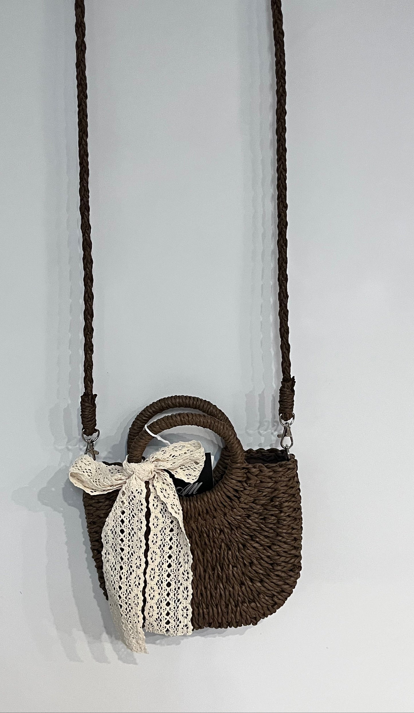 Borsa a secchiello in paglia intrecciata con fiocco in pizzo - vista completa con tracolla