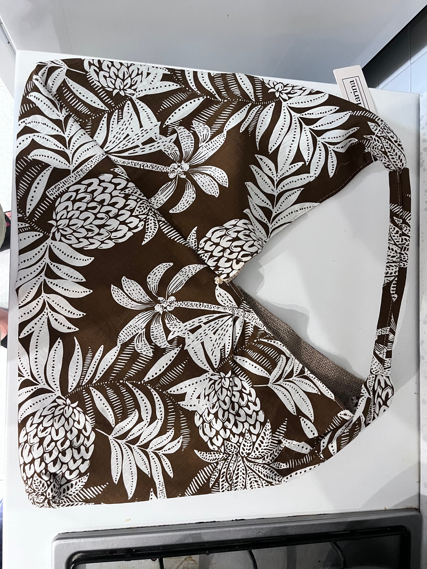 Tote bag in tessuto marrone con stampa tropicale ananas e foglie bianche