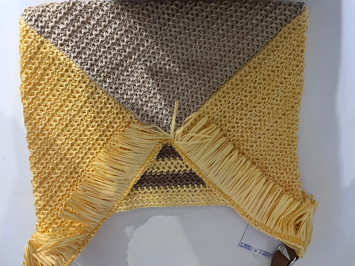 Borsa hobo in rafia bicolor giallo e sabbia - dettaglio pattern geometrico e frange