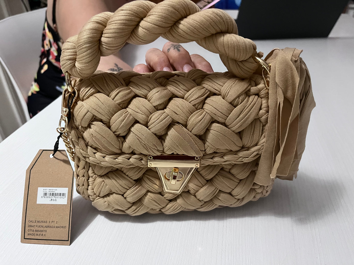 Borsa a mano in corda intrecciata beige - dettaglio manico ritorto e chiusura dorata