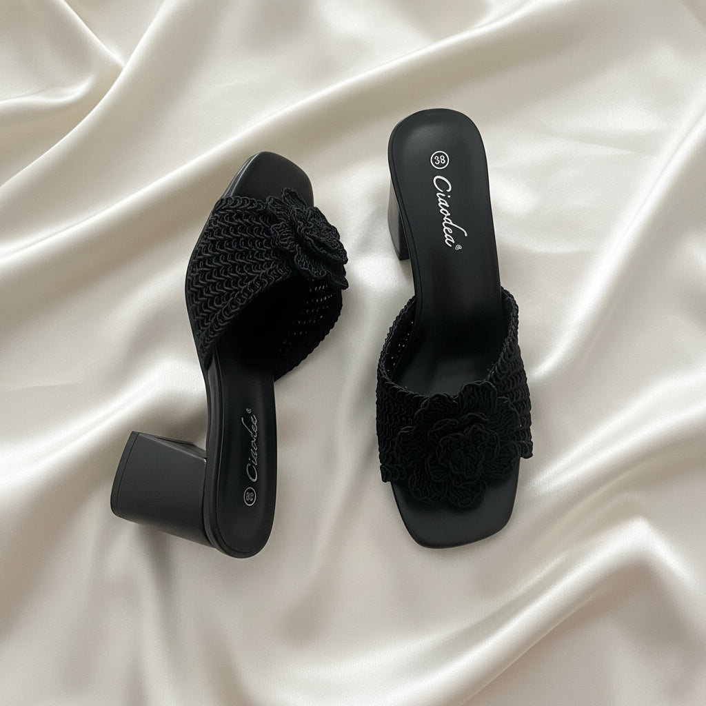 Mules nere con fascia intrecciata e fiore – vista laterale