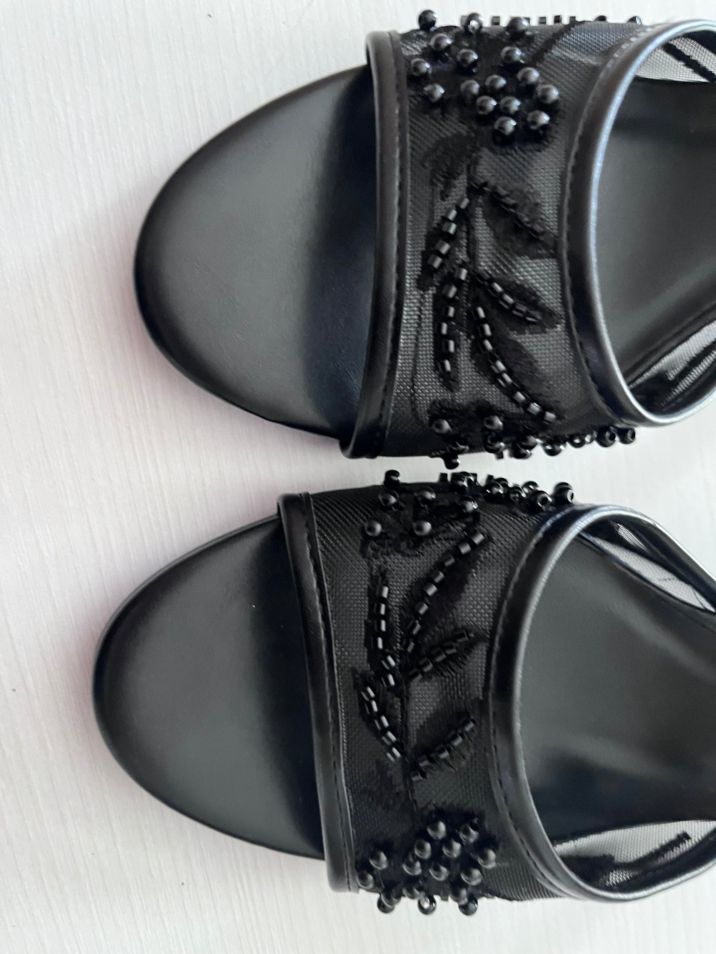 Mules nere con ricami floreali a rilievo