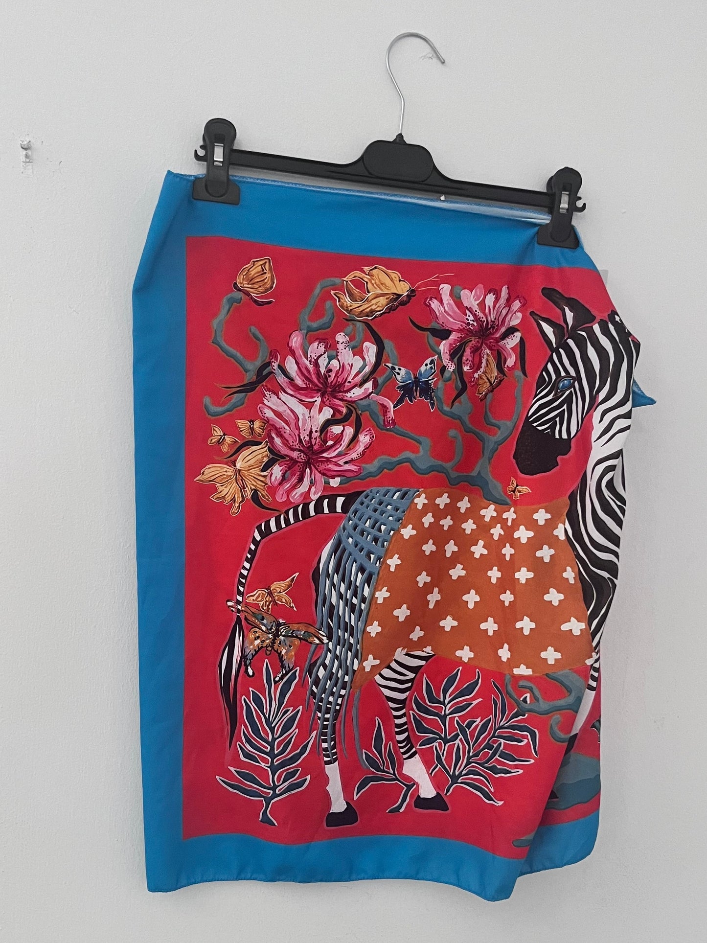 Gonna a portafoglio stampa zebra e fiori azzurro e rosso