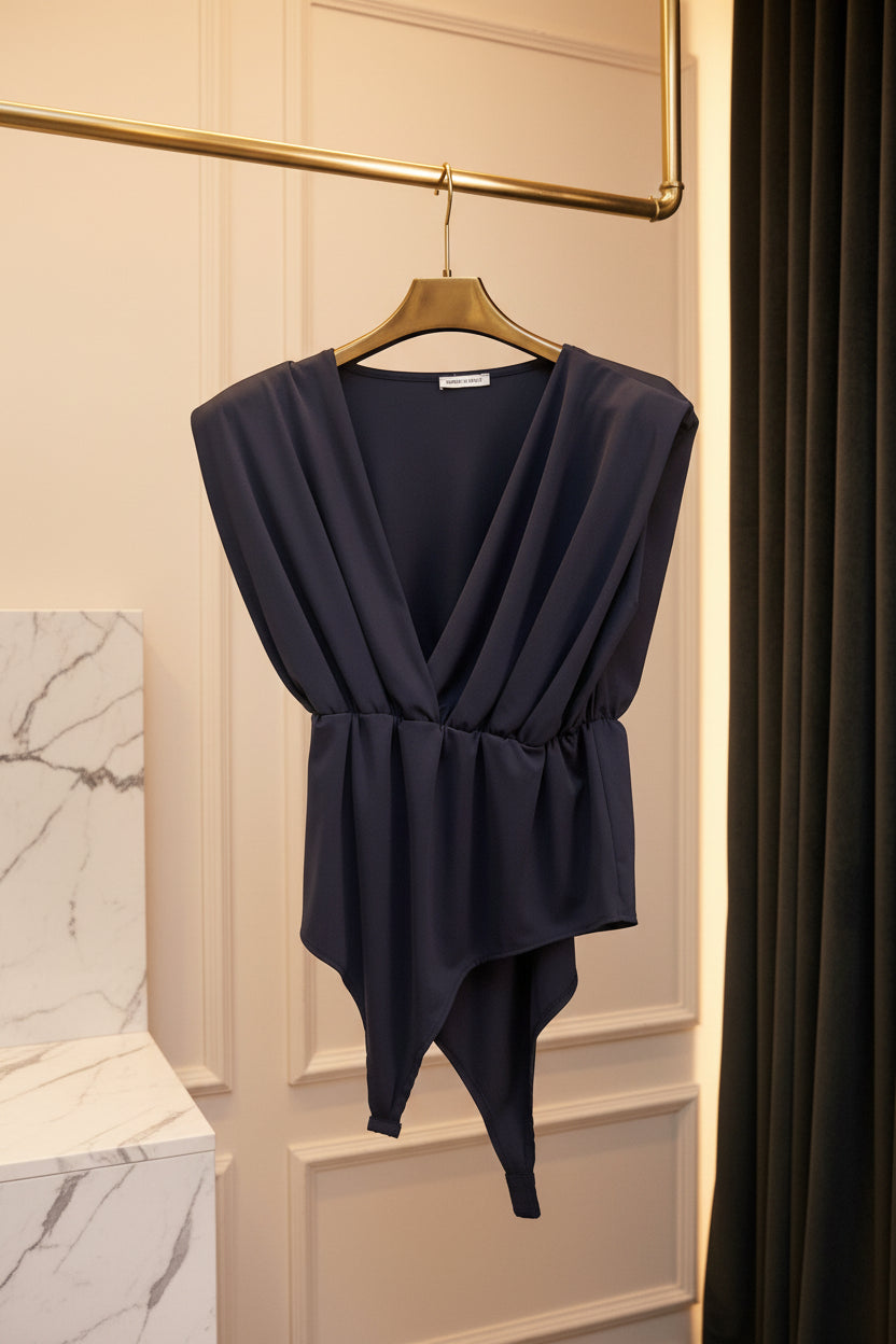Top blu navy drappeggiato con nodo in vita e scollo a V