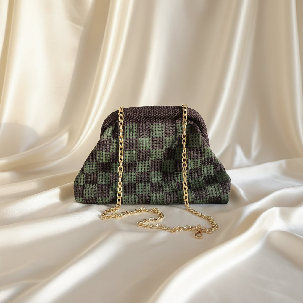 Pochette a scacchi verde salvia e grigio con catena dorata