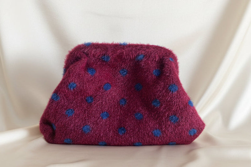 Clutch a pelo bordeaux con pois blu - vista frontale senza catena