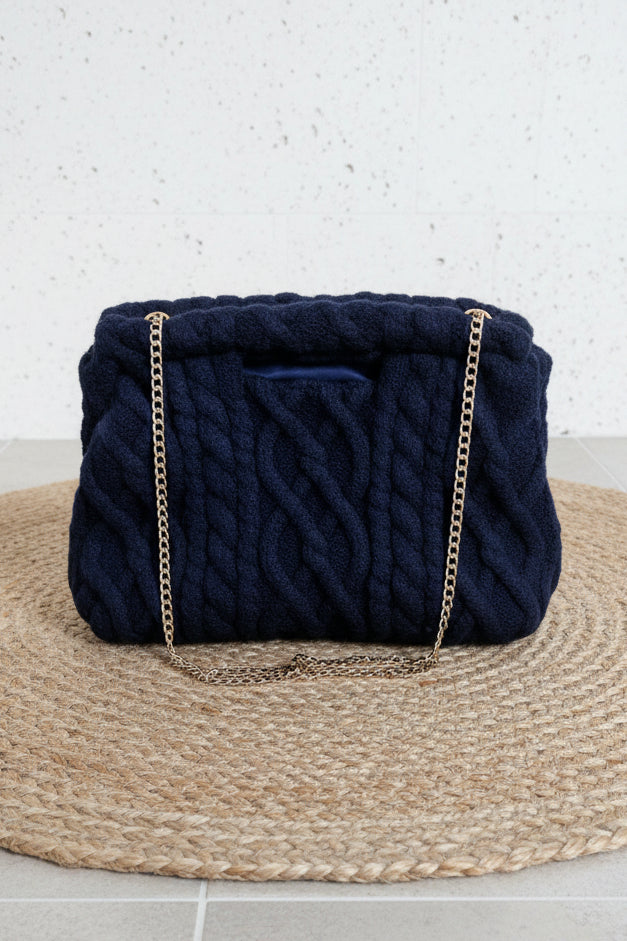 Borsa morbida blu navy a trecce con catena dorata - vista frontale