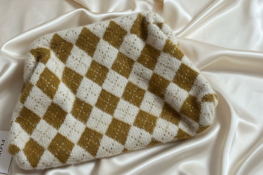 Clutch morbida a scacchi bianco e oro in pelo lurex - vista frontale