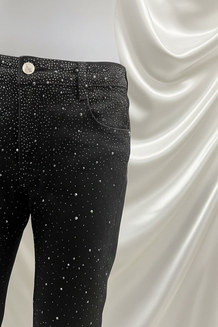 Dettaglio strass micro e macro su denim nero - zona vita e tasca