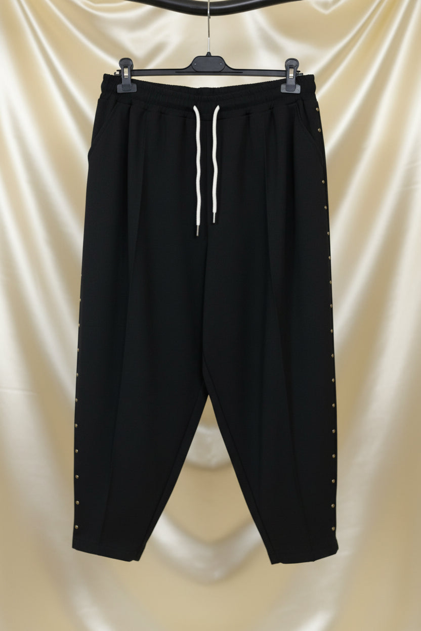 Pantaloni harem neri con borchie laterali dorate - vista frontale