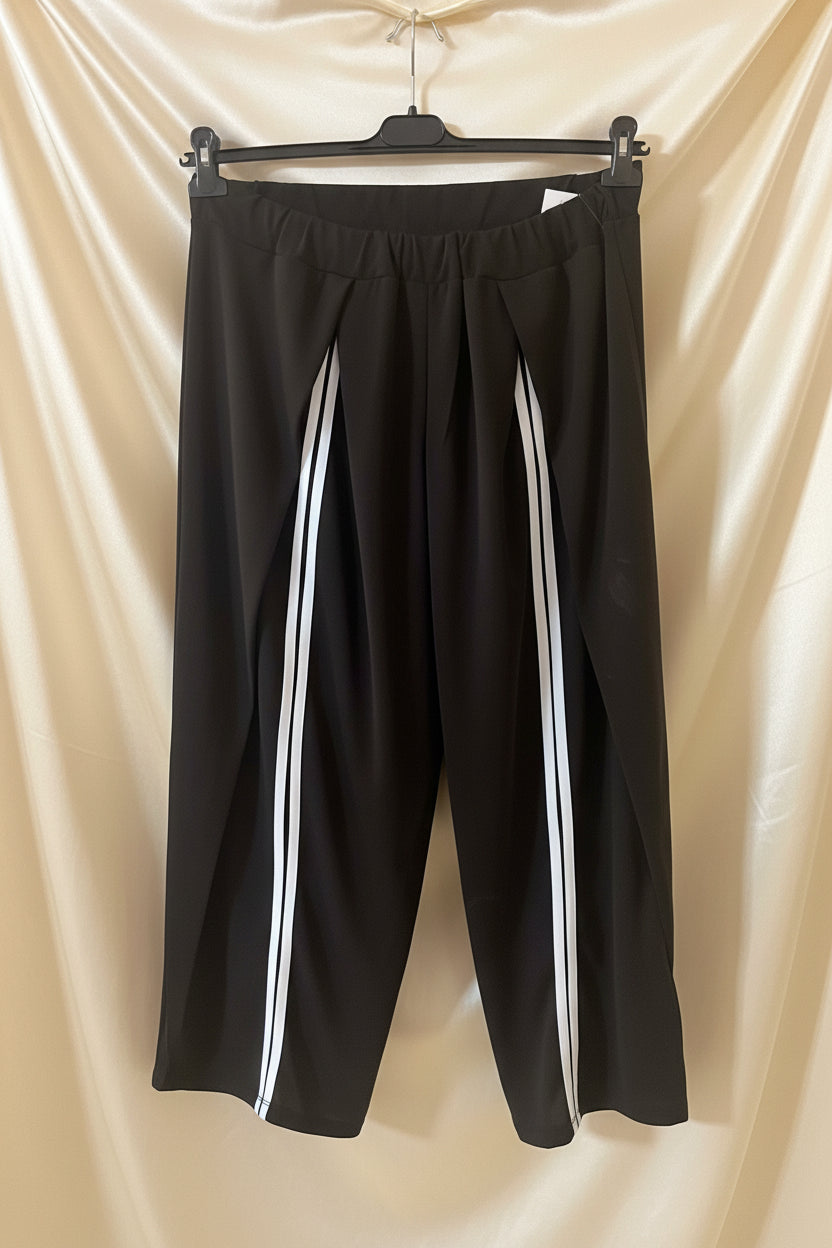 Pantaloni wide leg neri con banda bianca - vista frontale ampia