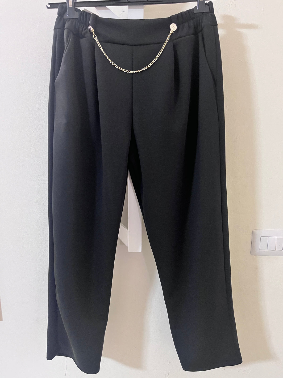 Pantaloni eleganti neri con catena gioiello argentata in vita - vista frontale