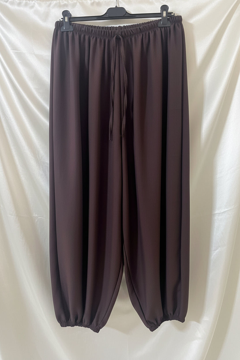 Pantaloni harem satinati neri con coulisse e polsini elastici