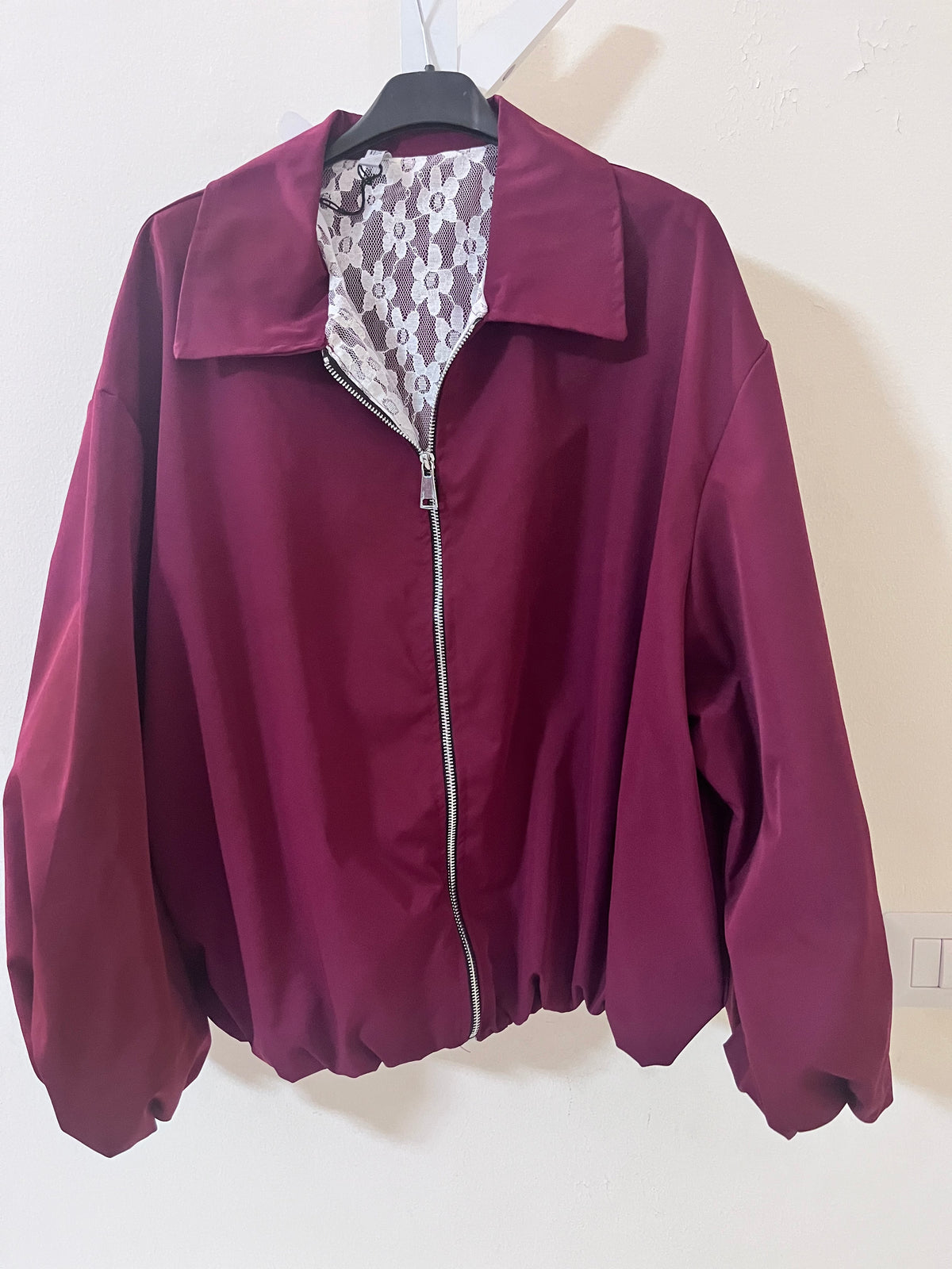 Giacca bomber oversize bordeaux prugna con zip e fodera interna in pizzo floreale bianco