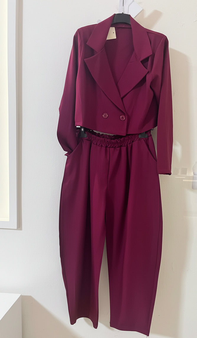 Completo due pezzi bordeaux con blazer crop doppiopetto e pantalone baggy