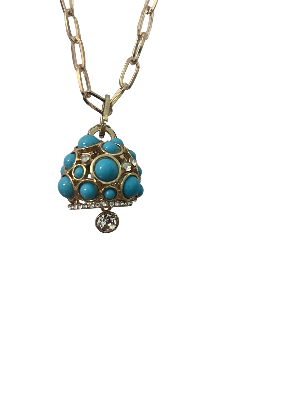 Dettaglio della collana lunga dorata con pendente turchese e strass