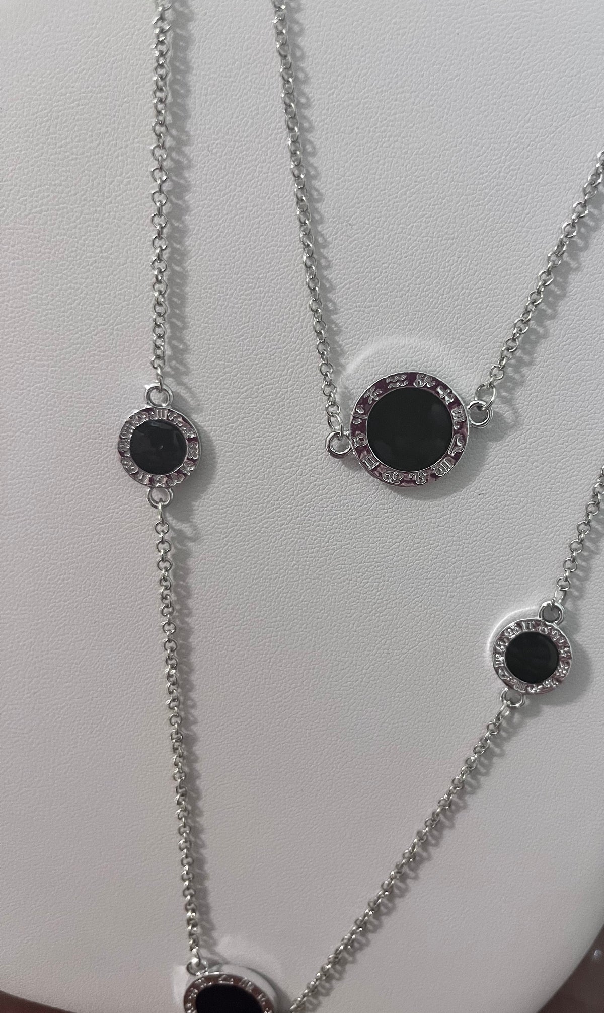 Dettaglio dei pendenti circolari neri con bordo luminoso