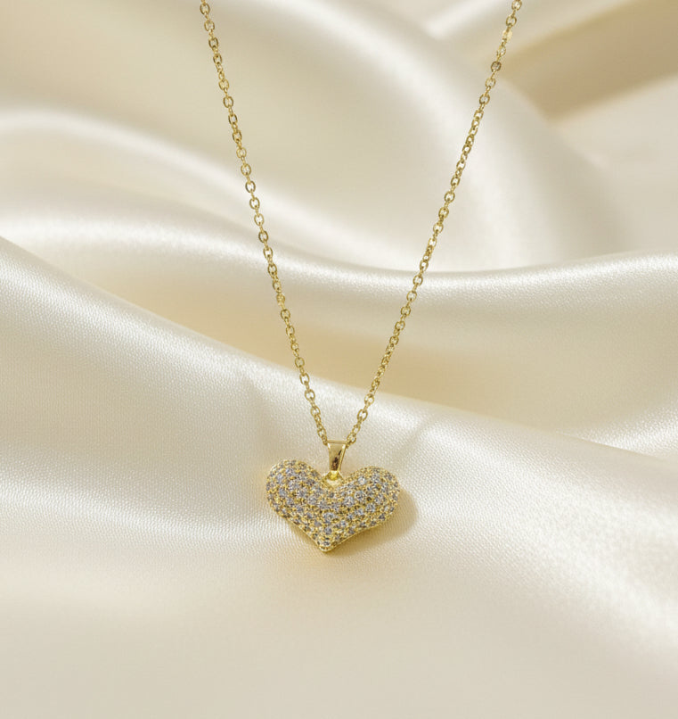 Dettaglio del pendente a cuore dorato effetto brillante