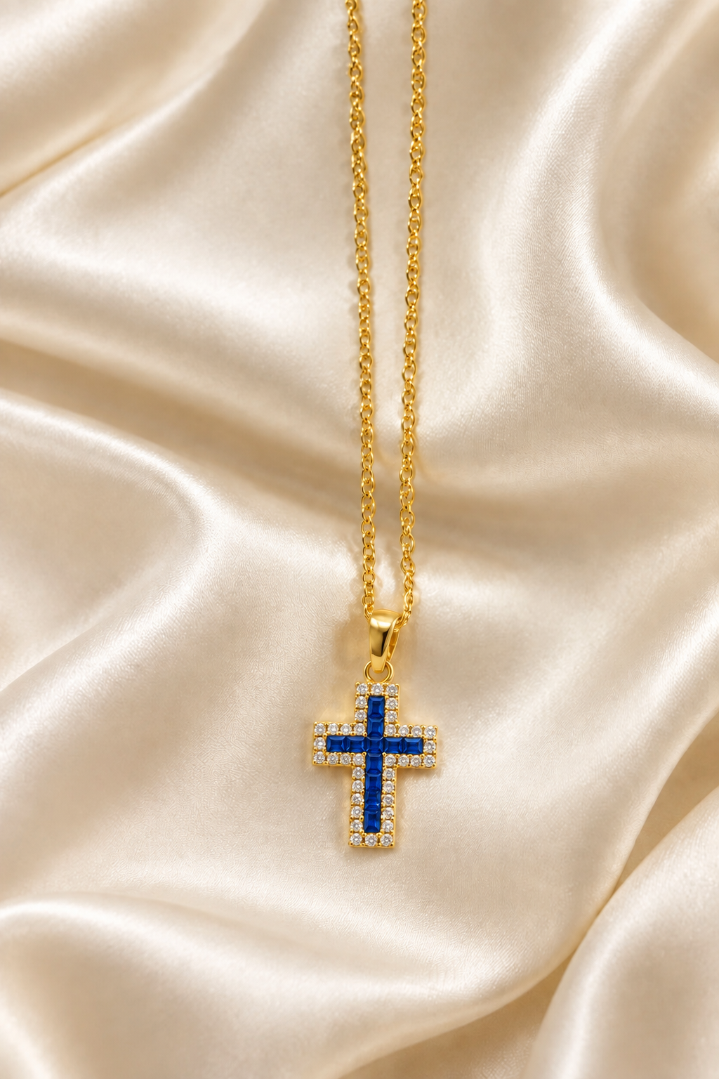Collana gold con croce e dettagli luminosi