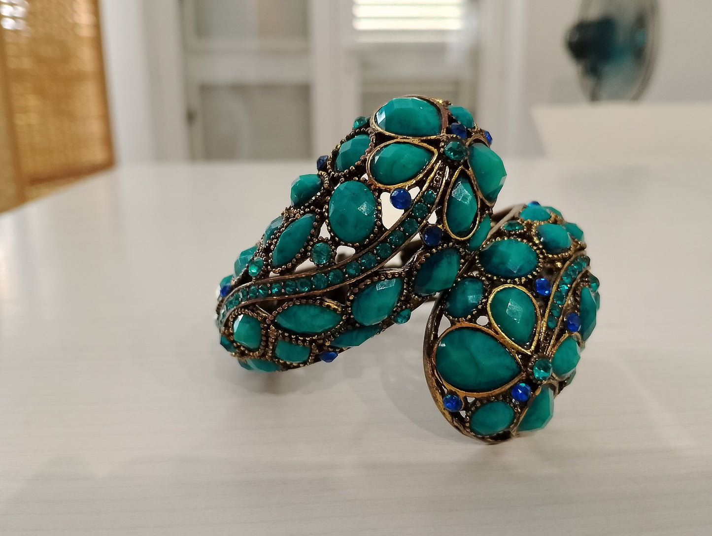 Bracciale rigido turchese con cristalli