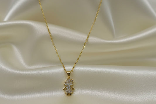 Dettaglio della collana dorata con pendente angioletto