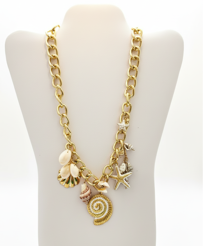 Collana charm marina con conchiglie e lumachina dorata