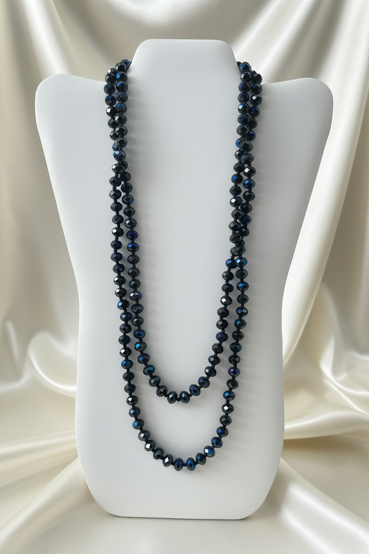 Collana lunga nera con riflessi blu