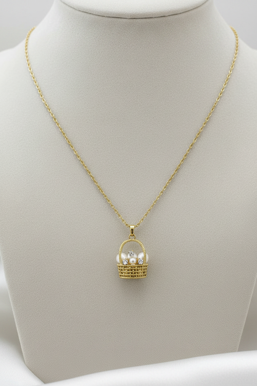 Collana con ciondolo cestino dorato e perline