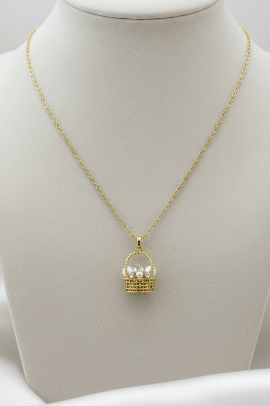 Collana con ciondolo cestino dorato e perline