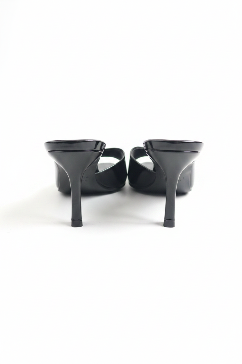 Mules nere in vernice con tacco spillo