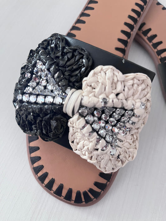 Ciabatte nere con fiocco in rafia e strass