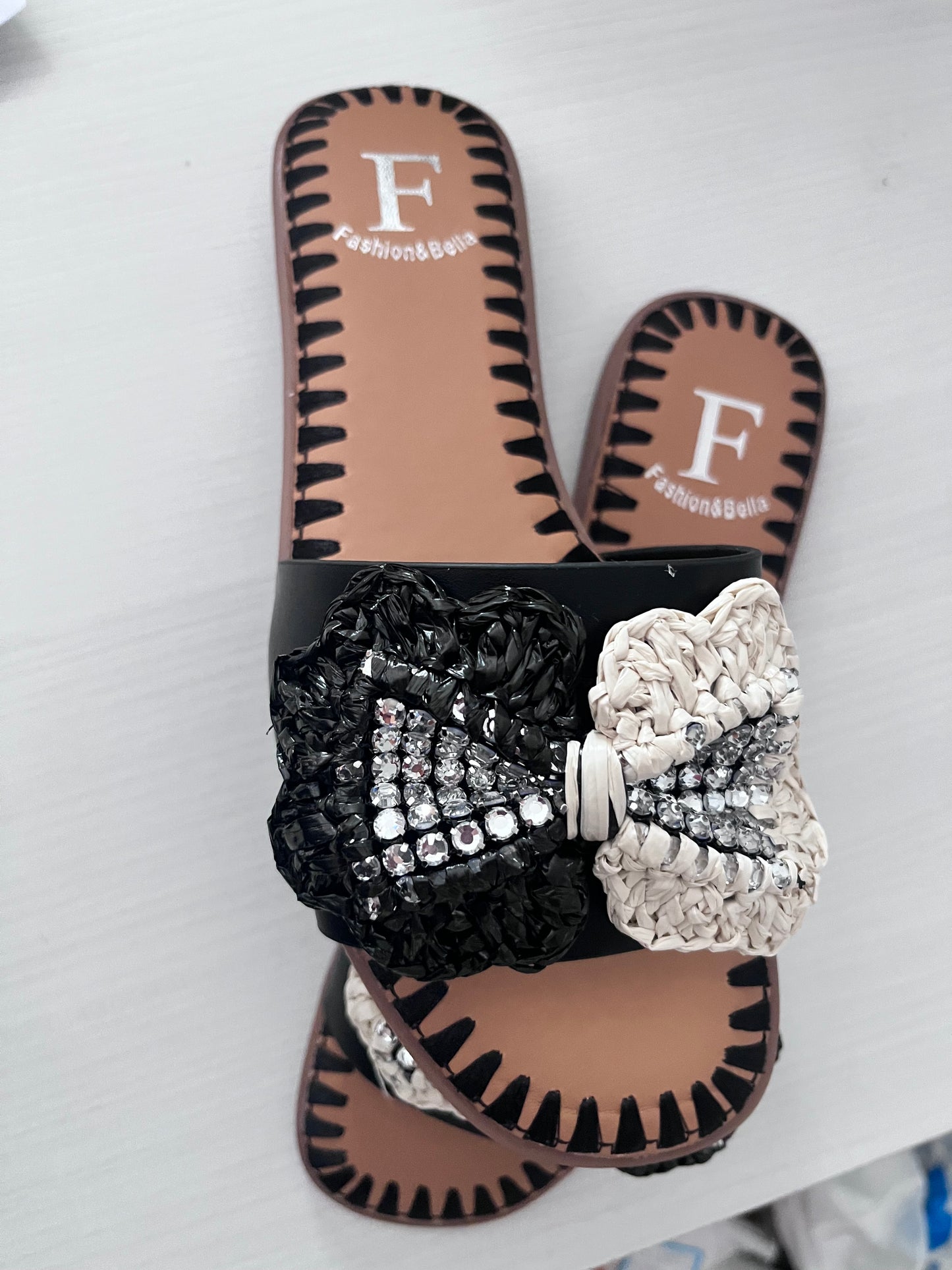 Ciabatte nere con fiocco in rafia e strass
