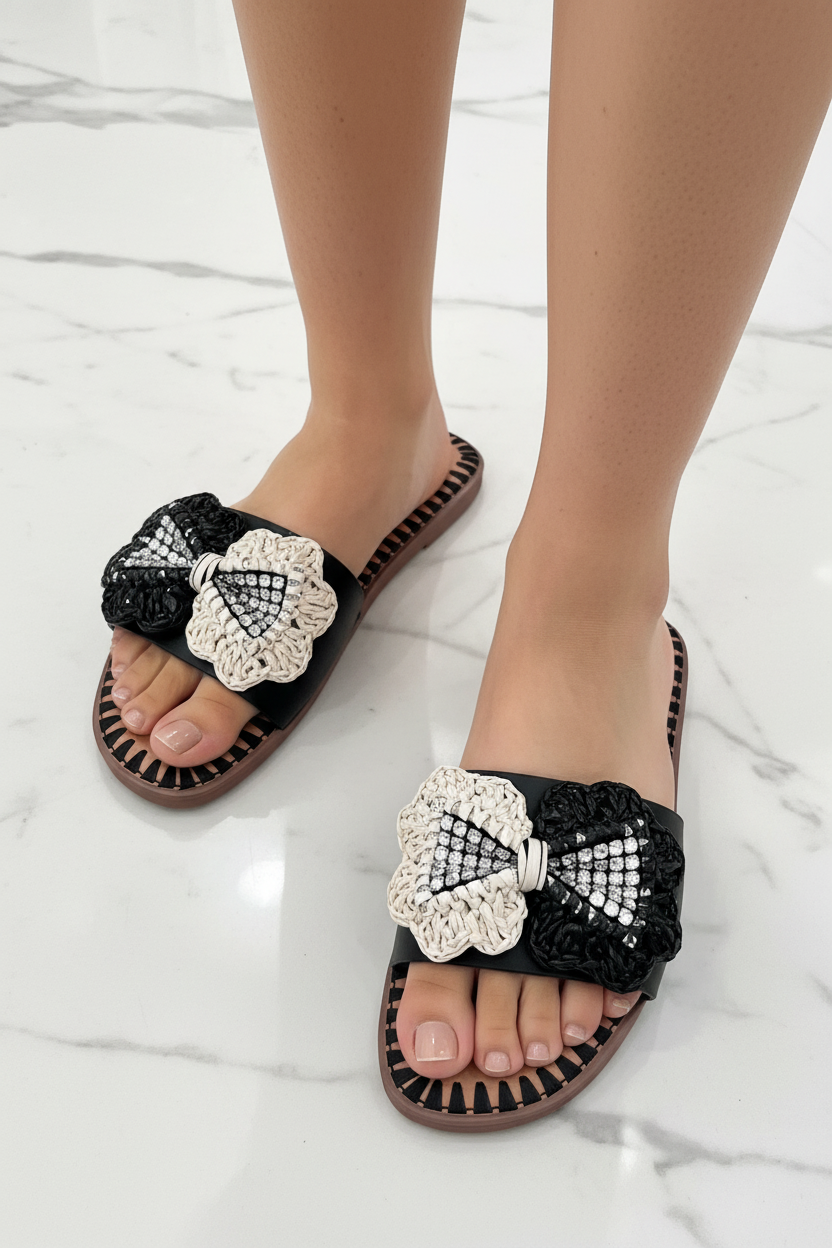 Ciabatte nere con fiocco in rafia e strass
