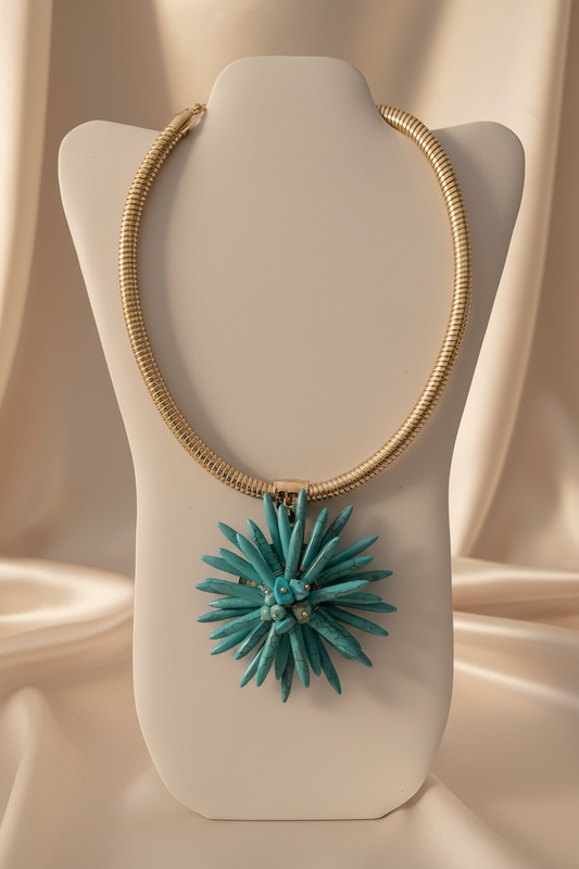 Collana con pendente a fiore turchese