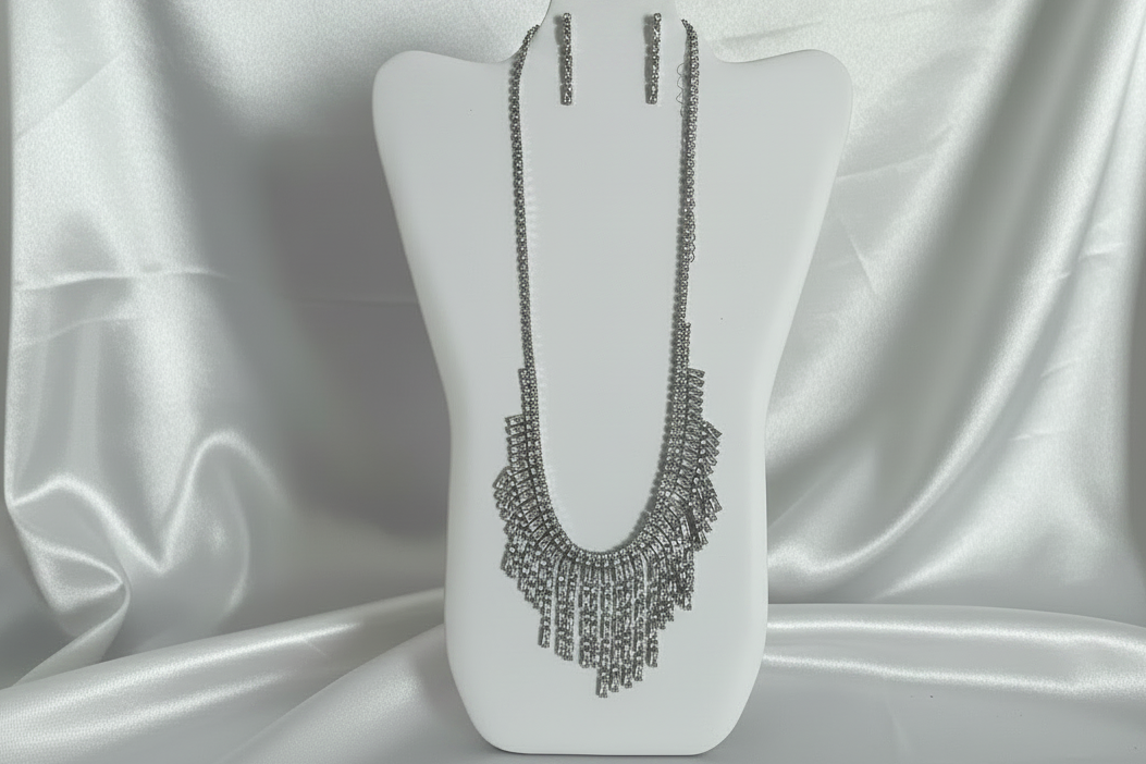 Collana strass  color argento con frange