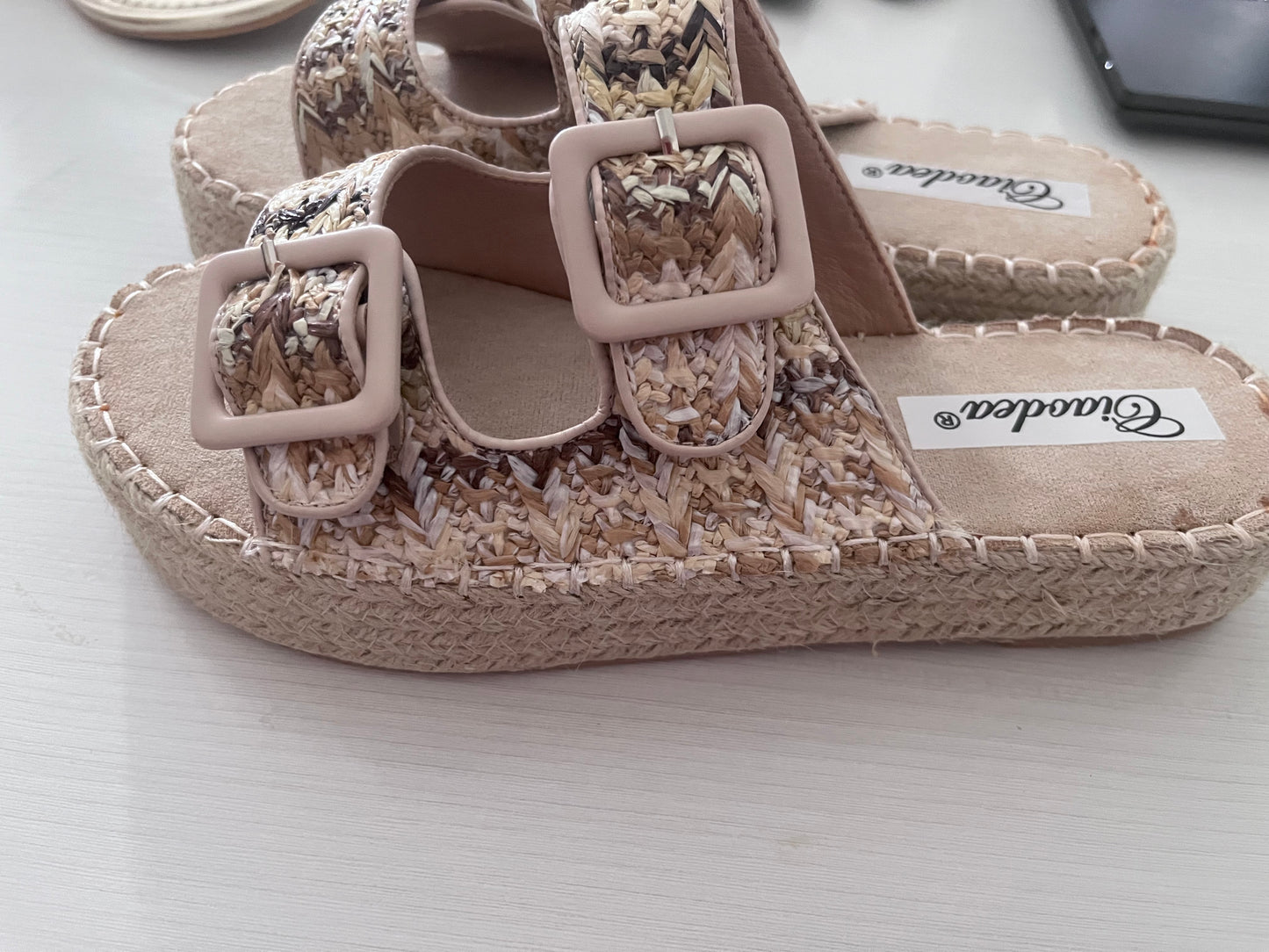 Sandali in rafia intrecciata con doppia fascia e fibbie