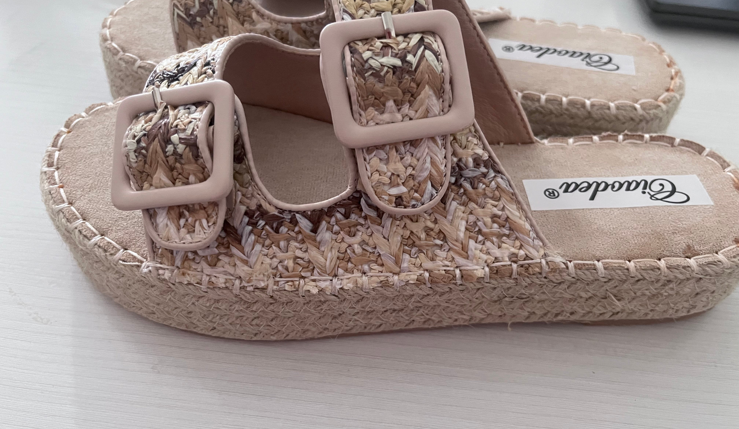 Sandali in rafia intrecciata con doppia fascia e fibbie