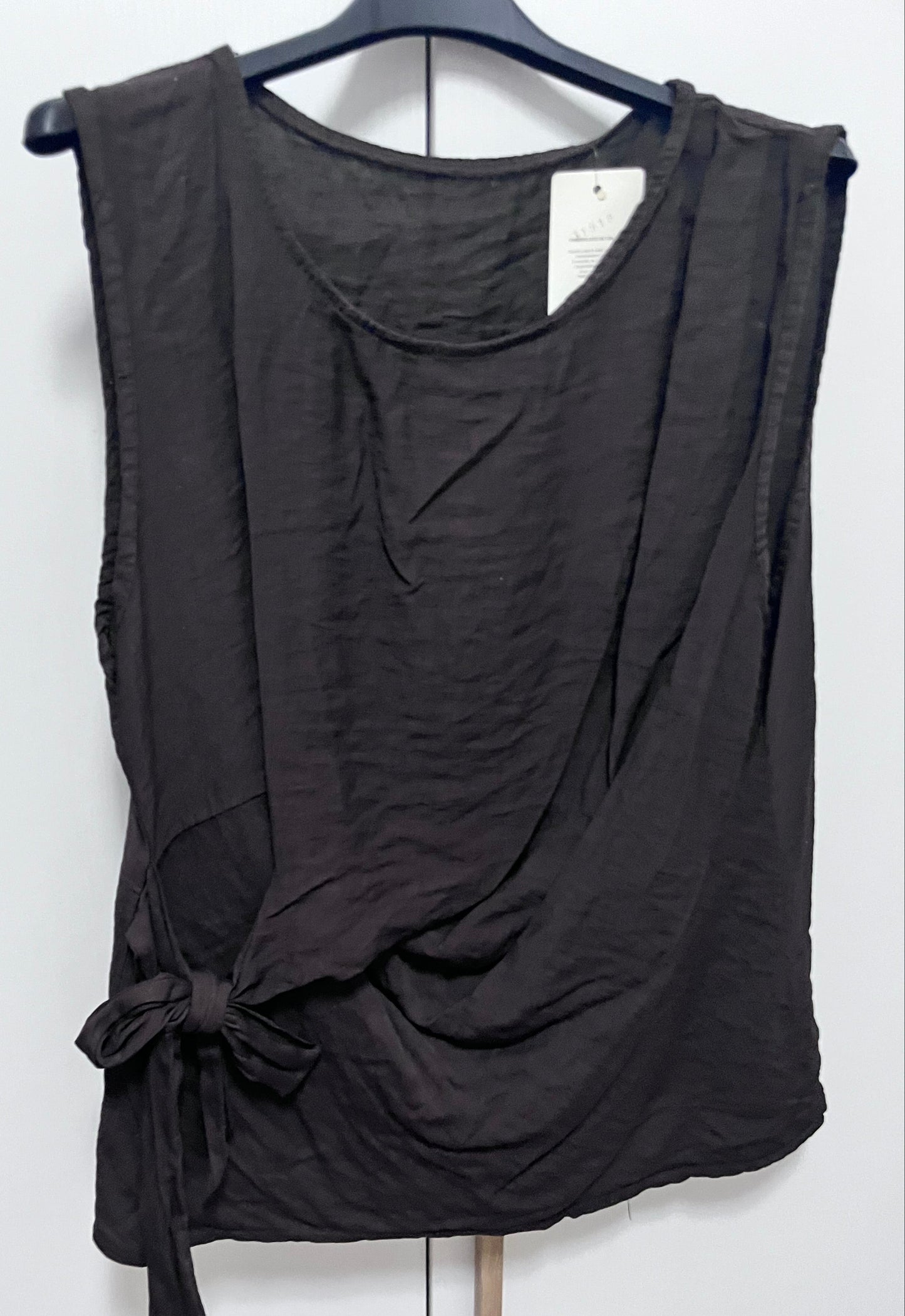 Blusa a drappeggio smanicata– Taglia unica (40-48)