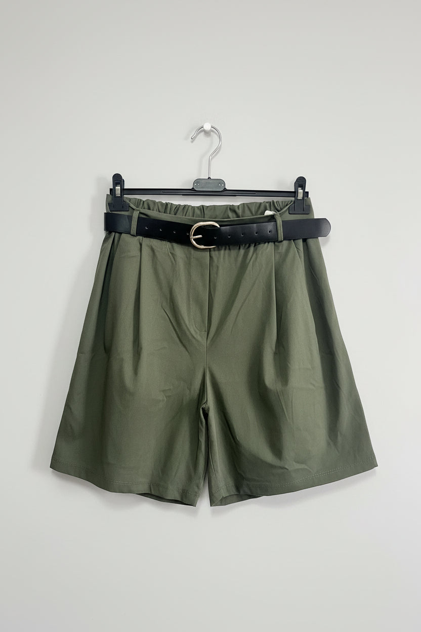 Shorts verde militare con cintura nera