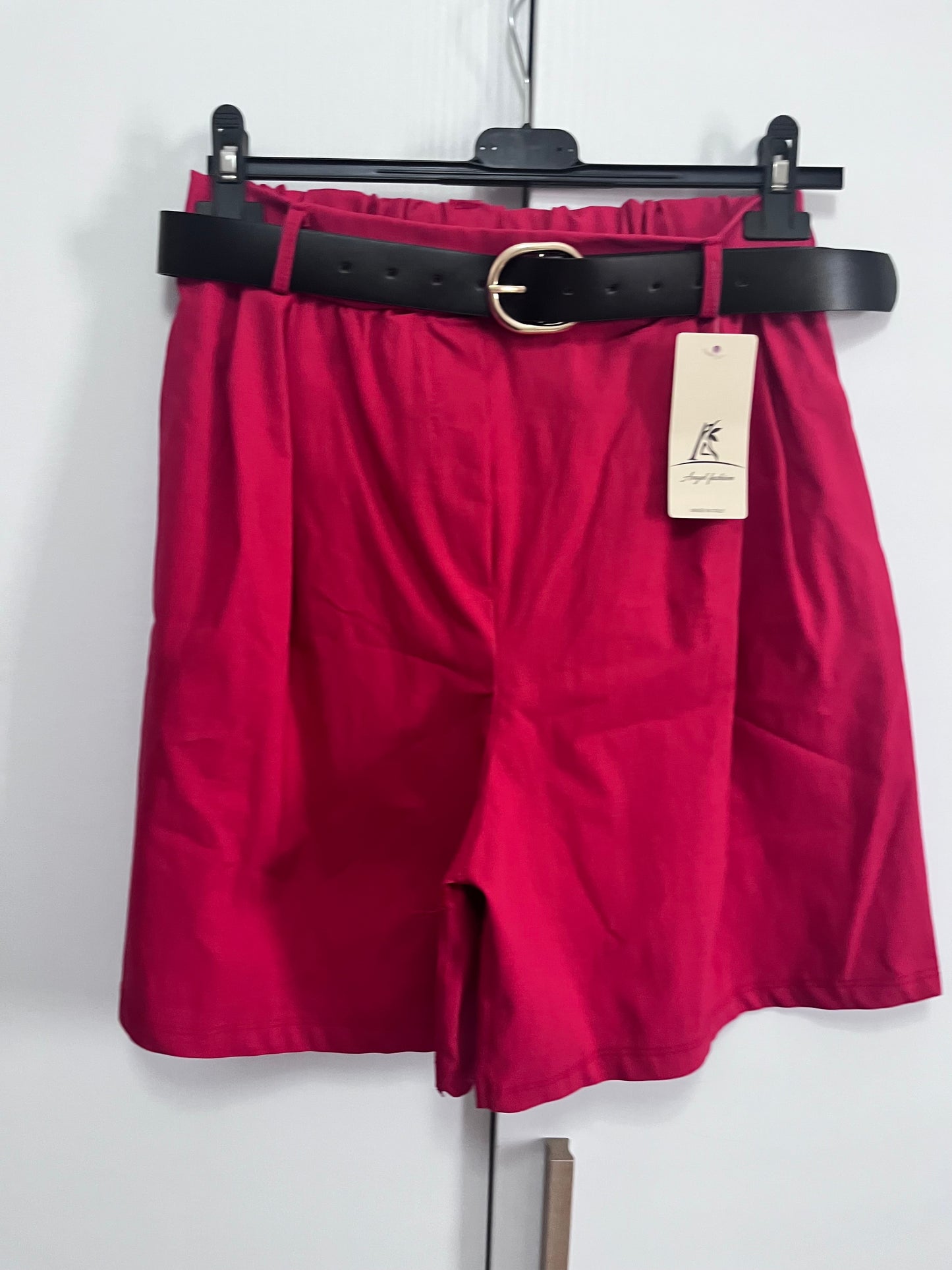 Shorts verde militare con cintura nera