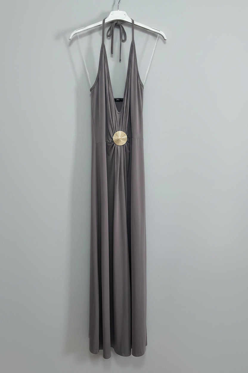 Abito lungo halter con spilla dorata