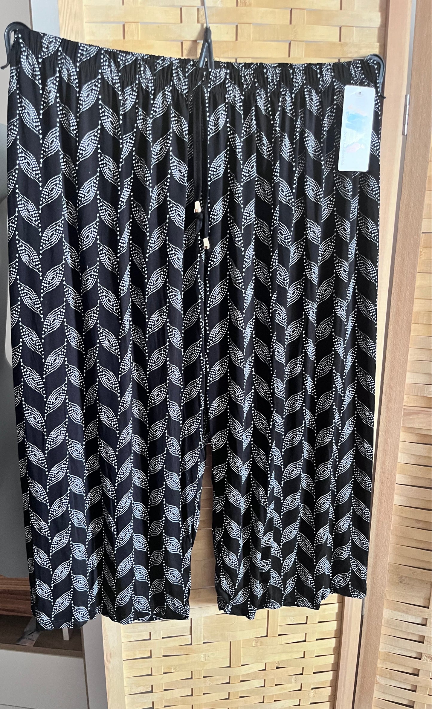 Bermuda a stampa geometrica bianca con vita elasticizzatataglia unica 44/50