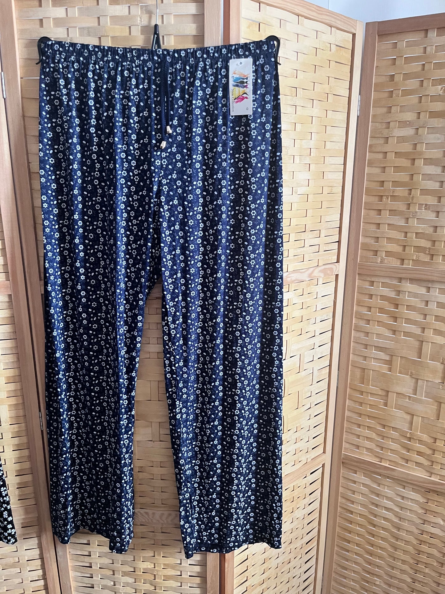Pantaloni neri a fiorellini bianchi con vita elasticizzata taglia unica 42/50